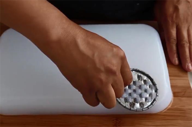 这才是凉粉最好吃的做法，记住水和淀粉的比例是关键，看一遍就会