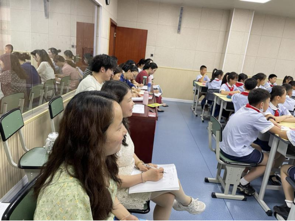 双流区教科院尚梅林老师到协和实验小学指导英语组教育教学工作