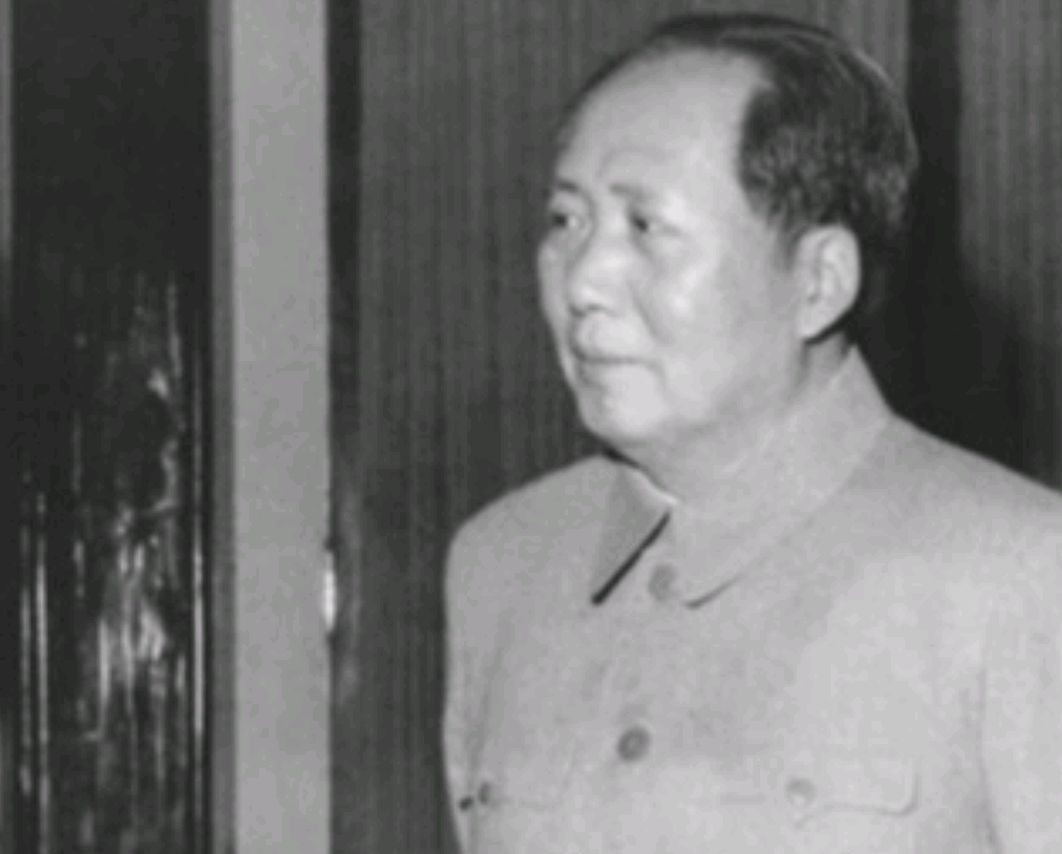 李银桥担任警卫员期间曾“出逃”，毛主席得知哽咽道：小孩想家了