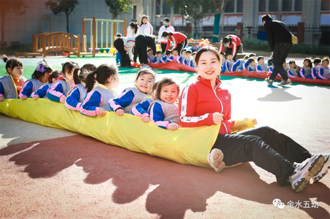 小学生足球队入场词(享运动•健体魄•悦童心—金水五幼教育集团“趣味运动周”纪实)