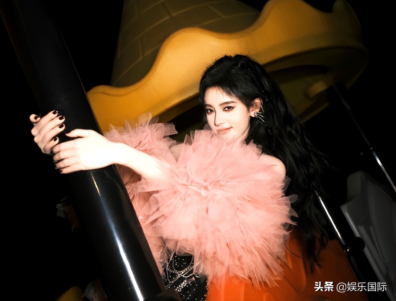 鞠婧祎生日照甜飒十足 两套造型上演反差萌