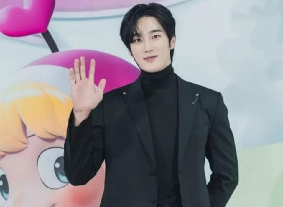 这些韩国万人迷——李钟硕、张东润等——留长发看起来非常迷人