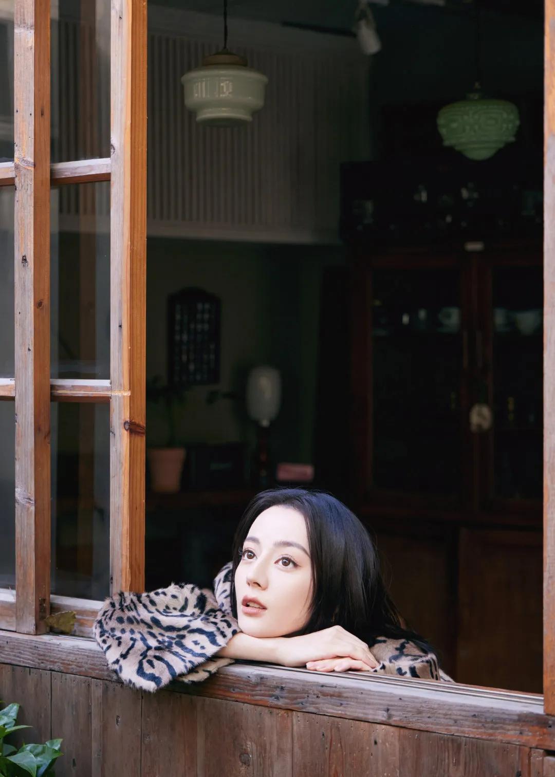 三大顶流的豹纹battle，迪丽热巴休闲惬意，赵丽颖杨幂一言难尽