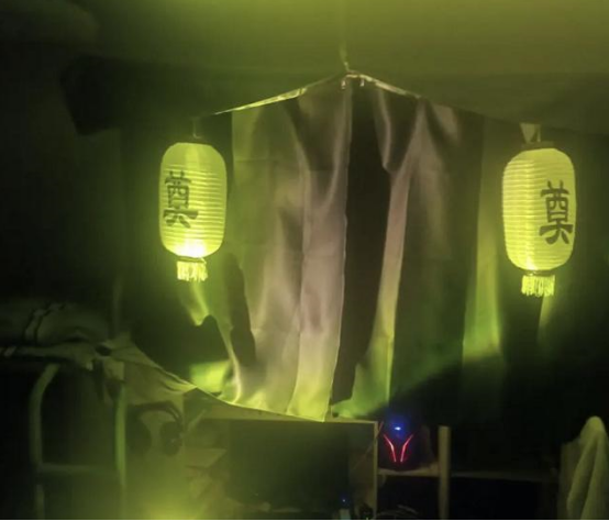 大学“阴间宿舍”走红，满屋绿光环境阴森，学生：接地气更接地府