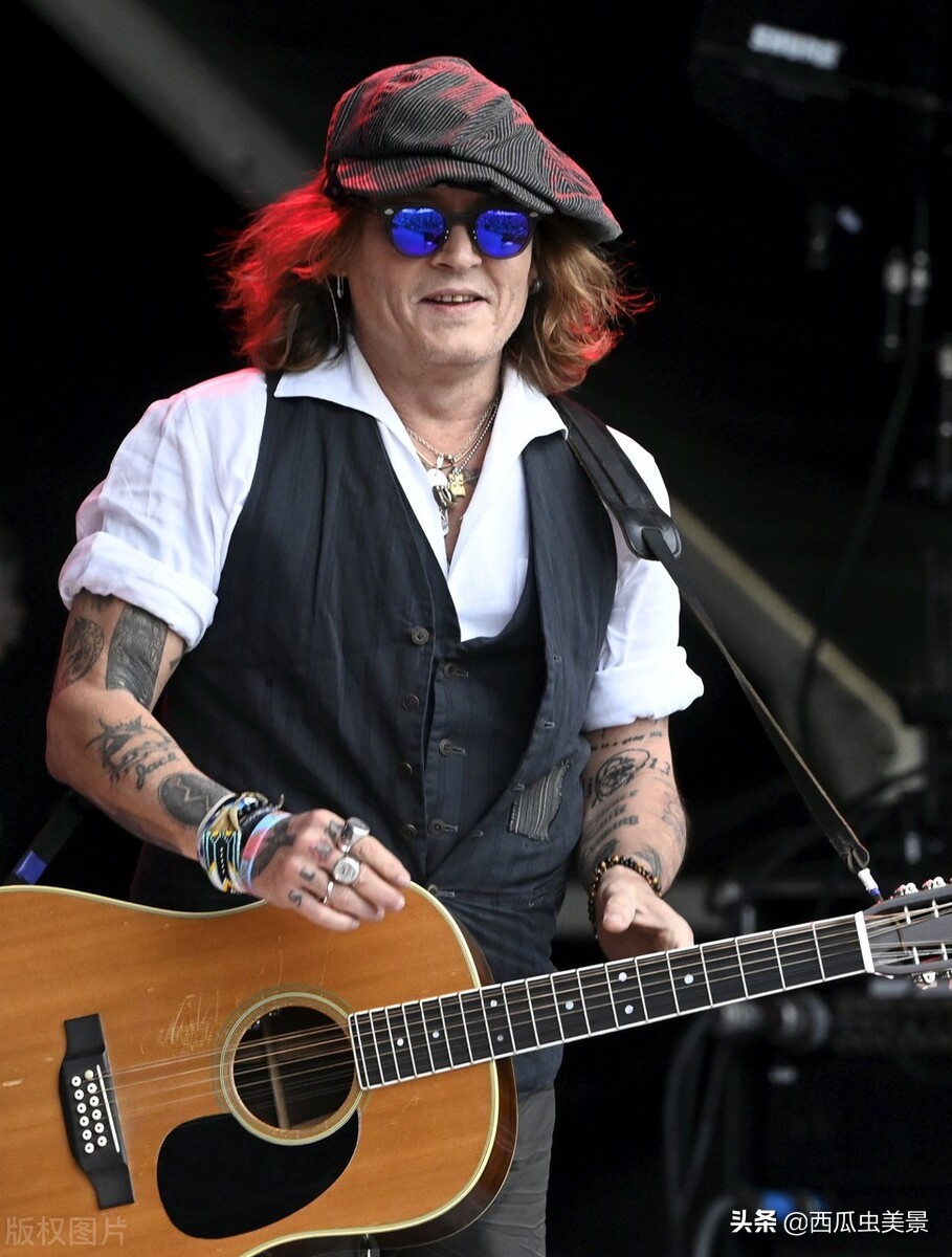 约翰尼-德普在芬兰布鲁斯音乐节演出，激情四起，燃炸全场