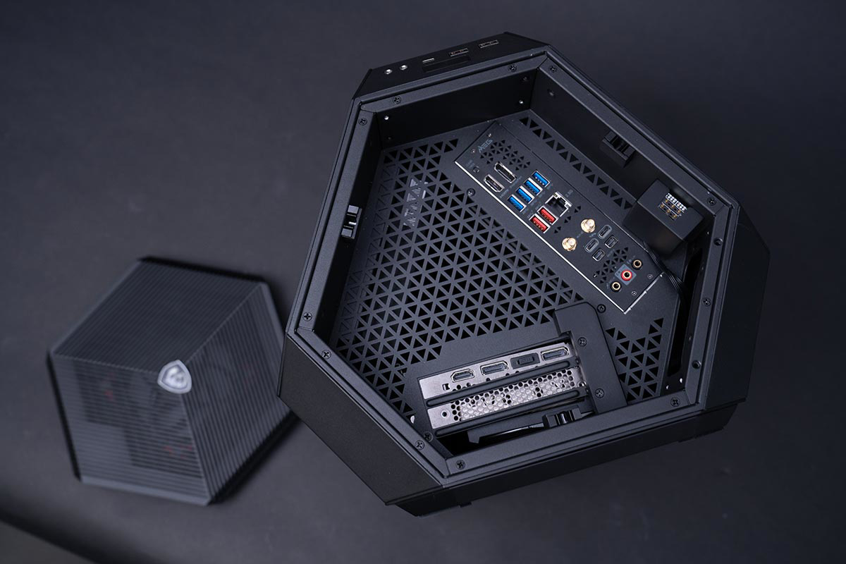 微星发布 MEG TREBLE ITX 机箱：三腔散热，多面体造型
