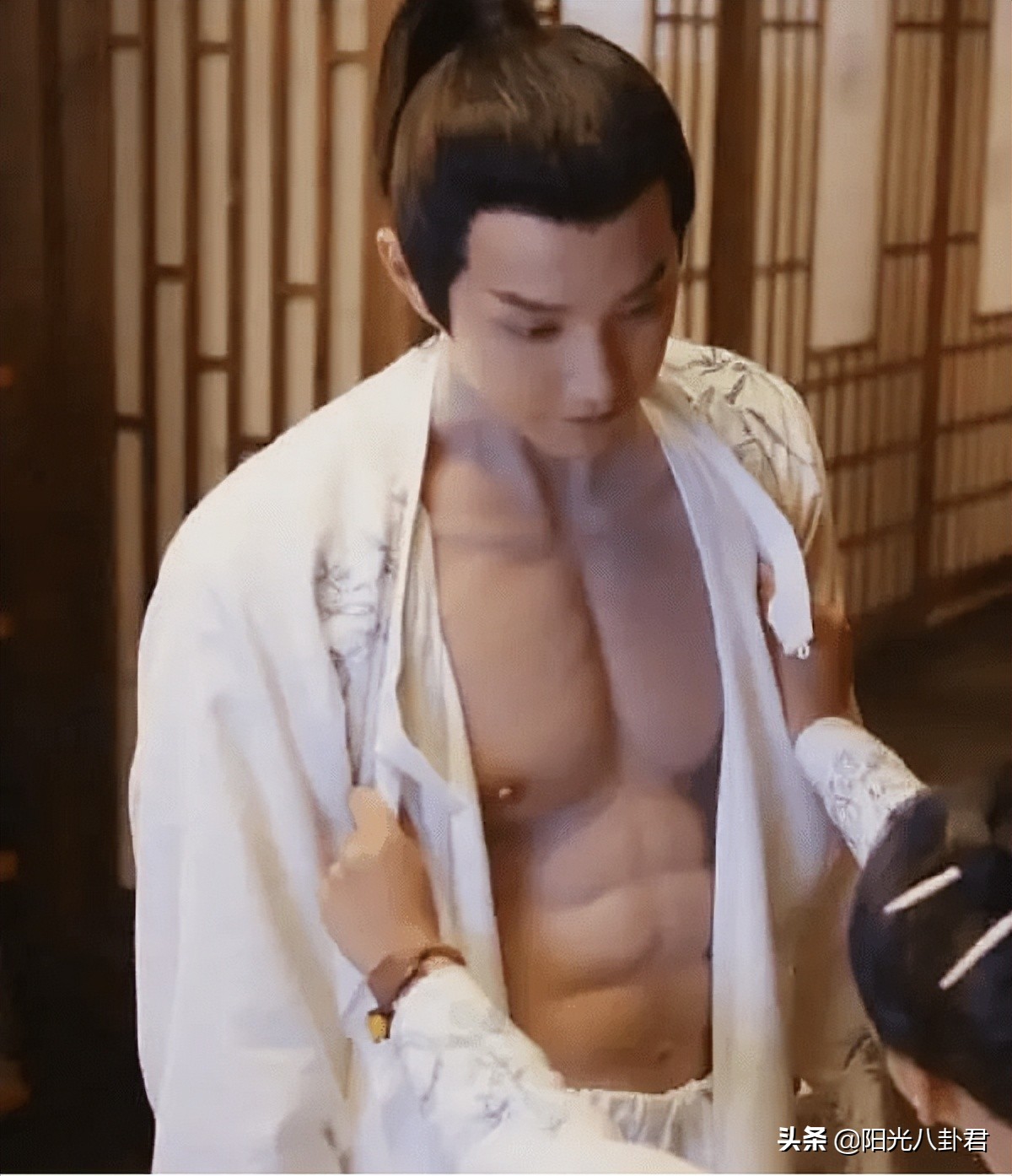 男星内卷起来差距有多大？中年人老当益壮，年轻人却一个比一个虚