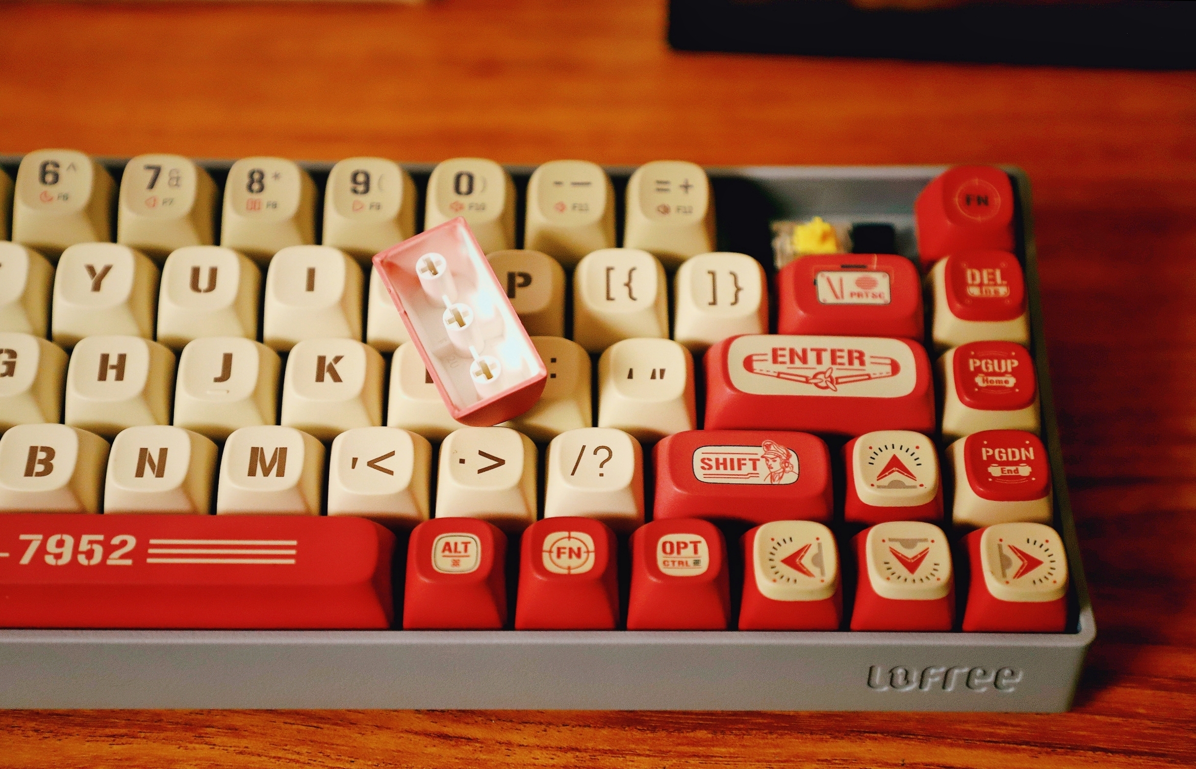 loffeel洛斐小翘68键致敬女飞行员主题键帽设计感十足