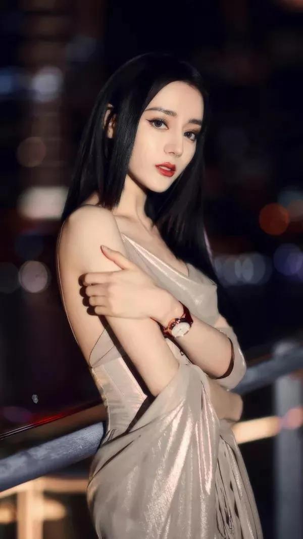 金晨迪丽热巴古力娜扎上演霓虹灯下的极限魅惑，这谁能抵挡得住呀