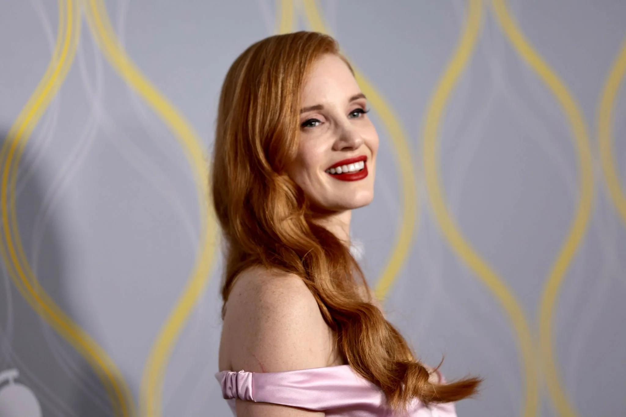 优雅高贵！劳模姐杰西卡•查斯坦红唇长裙亮相第75届托尼奖现场图