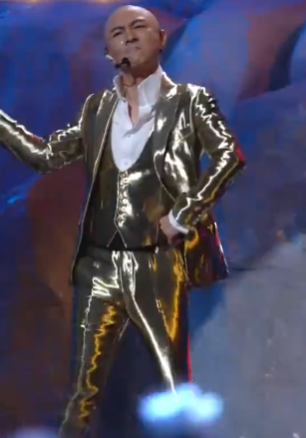 56岁张卫健携爱妻吃路边摊！二人纯素颜打扮低调，桌上仅几碟小菜