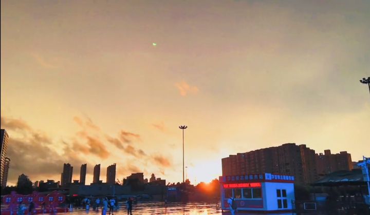 郑州“7·25”大暴雨，天空变黑后又变绿，接着又变黄，为何会这样