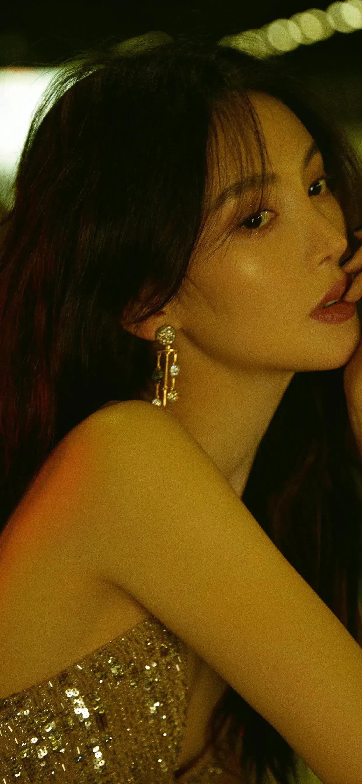 金晨迪丽热巴古力娜扎上演霓虹灯下的极限魅惑，这谁能抵挡得住呀