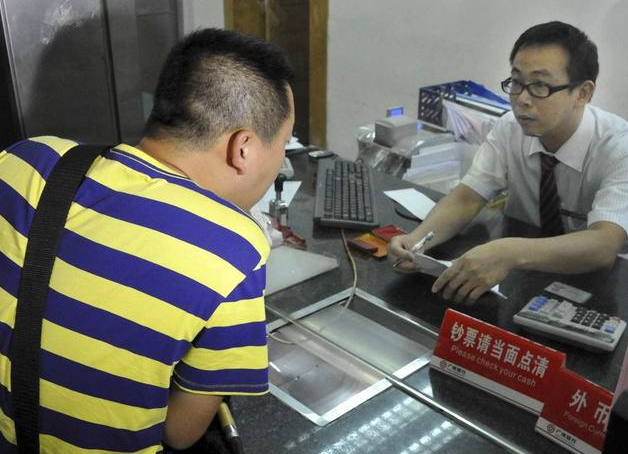 2006年，许霆因ATM机故障多取17万，被判无期后不服，重审改判5年