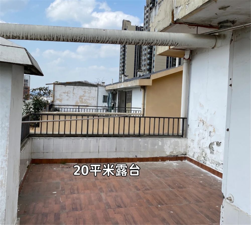 她低价租下楼顶“自建房”，环境虽破旧，却有20㎡露台和3间卧室