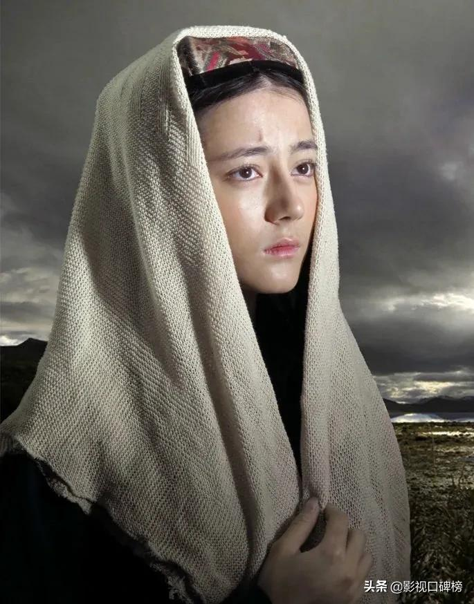 同是新疆美人,把迪丽热巴和古力娜扎放到一起对比,差别就出来了