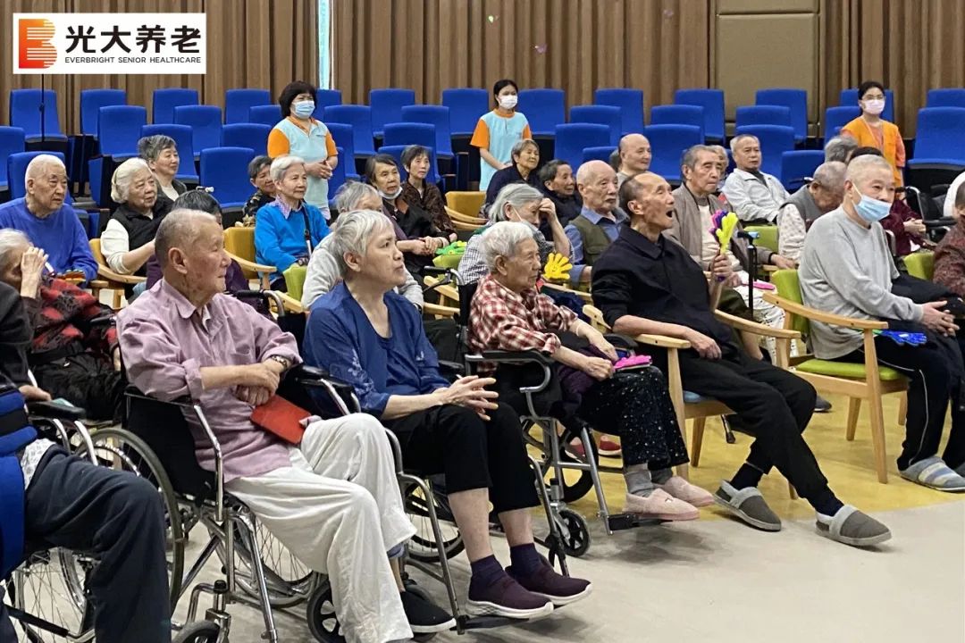 突发事件，水管爆裂长者忧；多方协作，紧急转移长者安