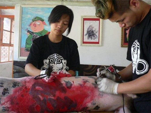 男子给活猪纹身,猪皮卖给香奈儿做限量款手袋,一张猪皮赚51万