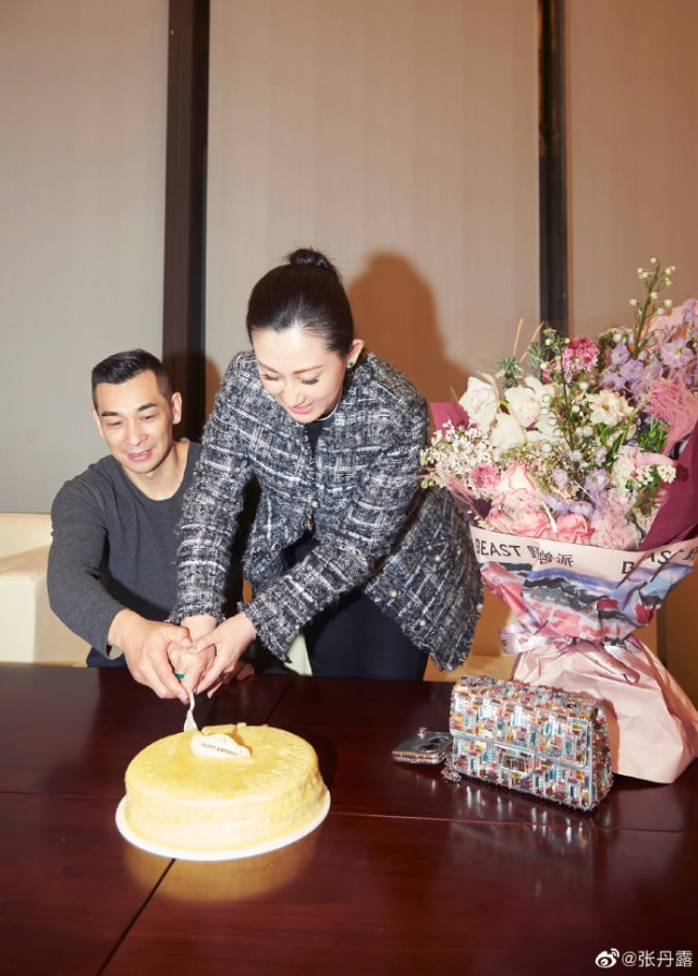 赵文卓妻子43岁生日，儿子头剪成蛋糕状酷，大女儿发长文表白妈妈