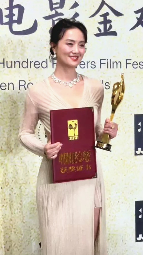 朱媛媛获金鸡奖最佳女配角，穿白礼服优雅动人，曾为孩子放弃潜伏