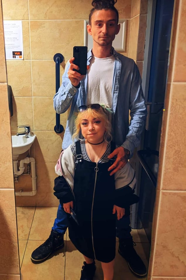 28岁侏儒症女演员贾斯敏·伯克在帐篷内自杀，未婚夫心碎发文