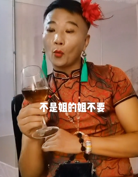 爱表演的生哥：模仿老太太走红圈粉400万，被赞“第二个宋小宝”