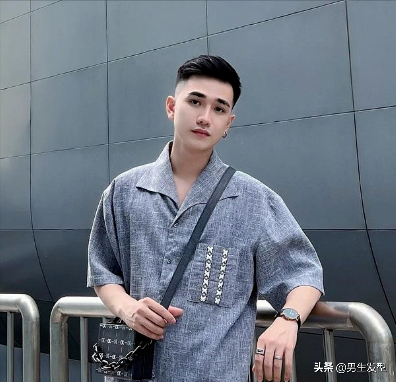 男生剪“锅盖头”太幼稚了，试试这3款潮流发型，谁剪谁帅气