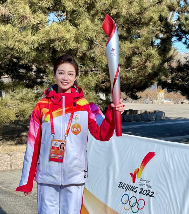 “中传校花”冯琳，成为北京冬奥会火炬手，却被网友质疑德不配位