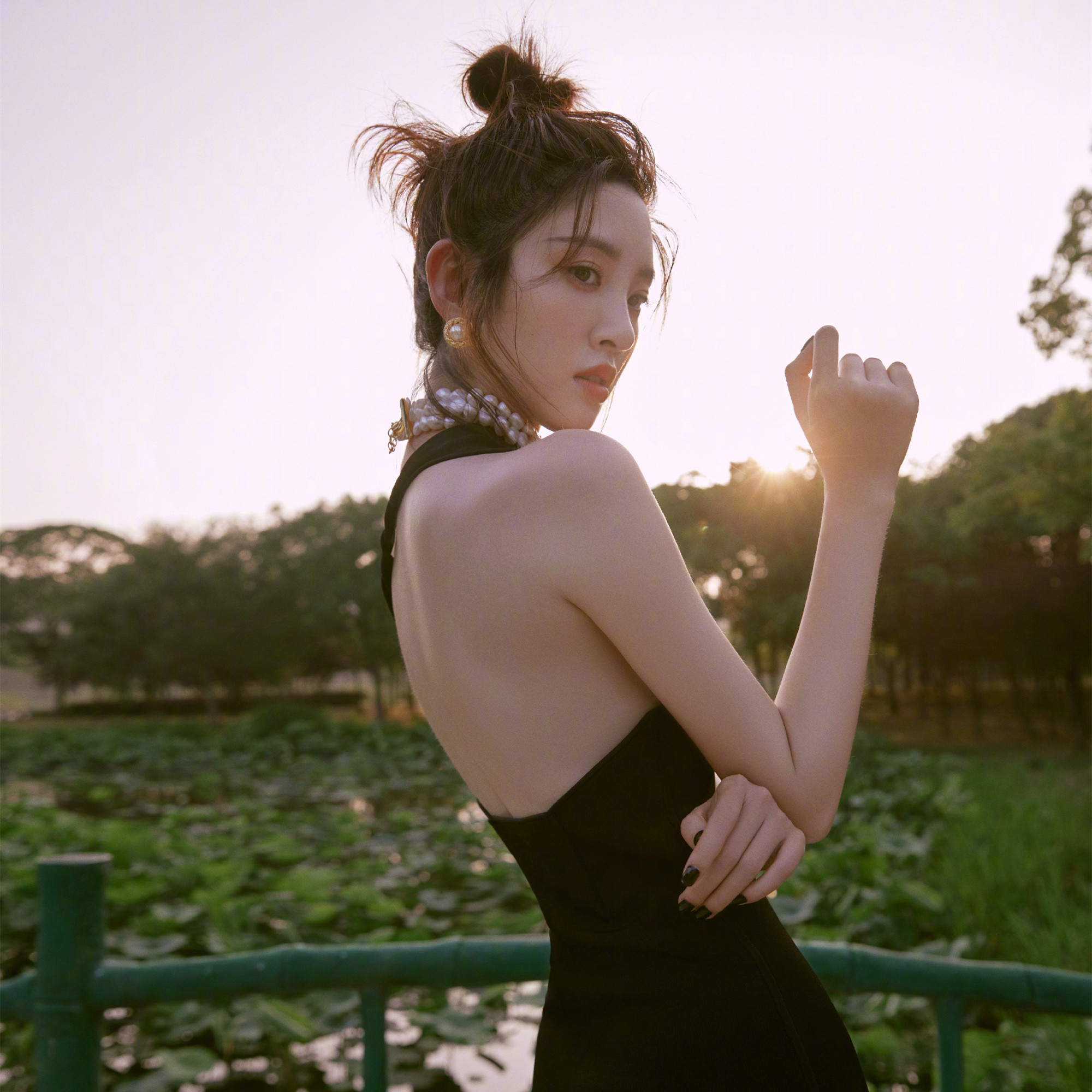 唐艺昕穿黑色连衣裙秀美背