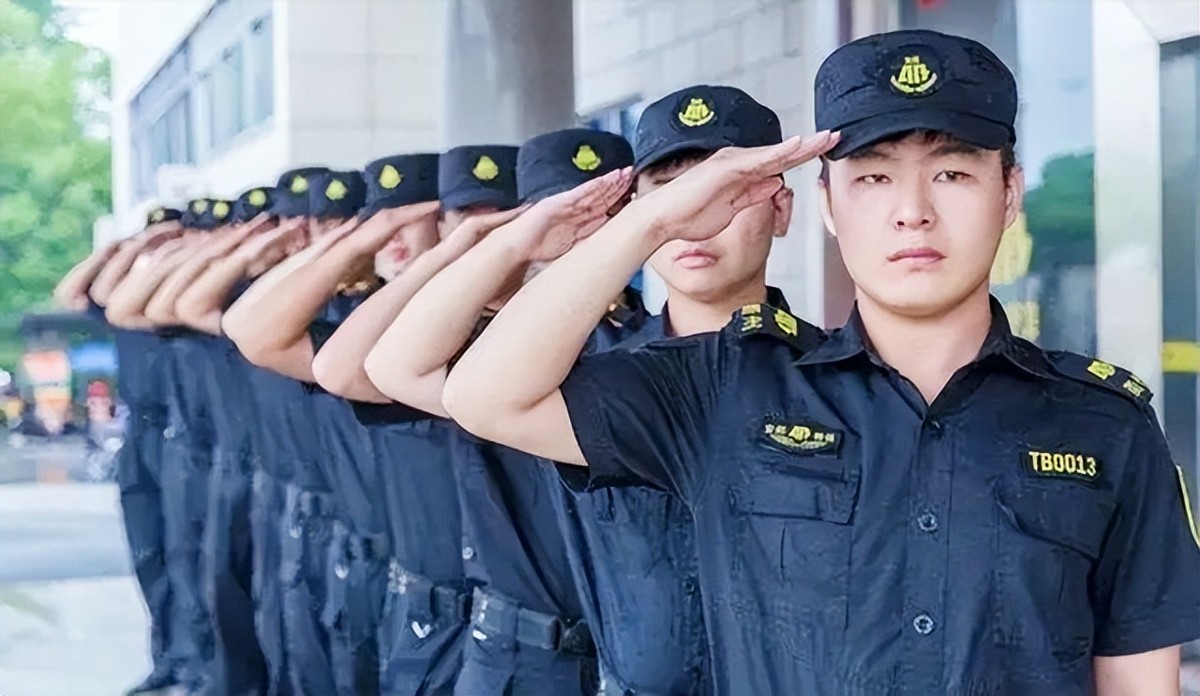 退伍军人医院当保安:遇见危重患儿"抢了就跑",娶到博士老婆