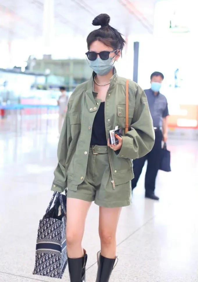 章若楠机场私服秀，军绿色套装，扎着独有的丸子头，又潮又可爱