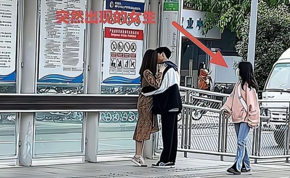 纪实：年轻情侣站牌下拥吻，女生路过驻足观看，情侣尴尬捂脸苦笑