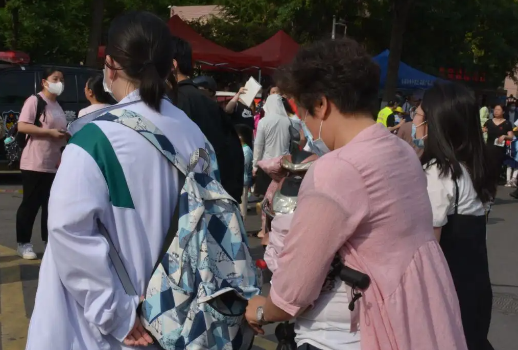 2022年为“高考小年”，录取分数线将下降？资深教师给出答案