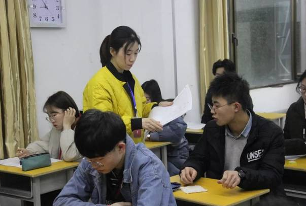 黑丝大学生（南京一高校女生穿）