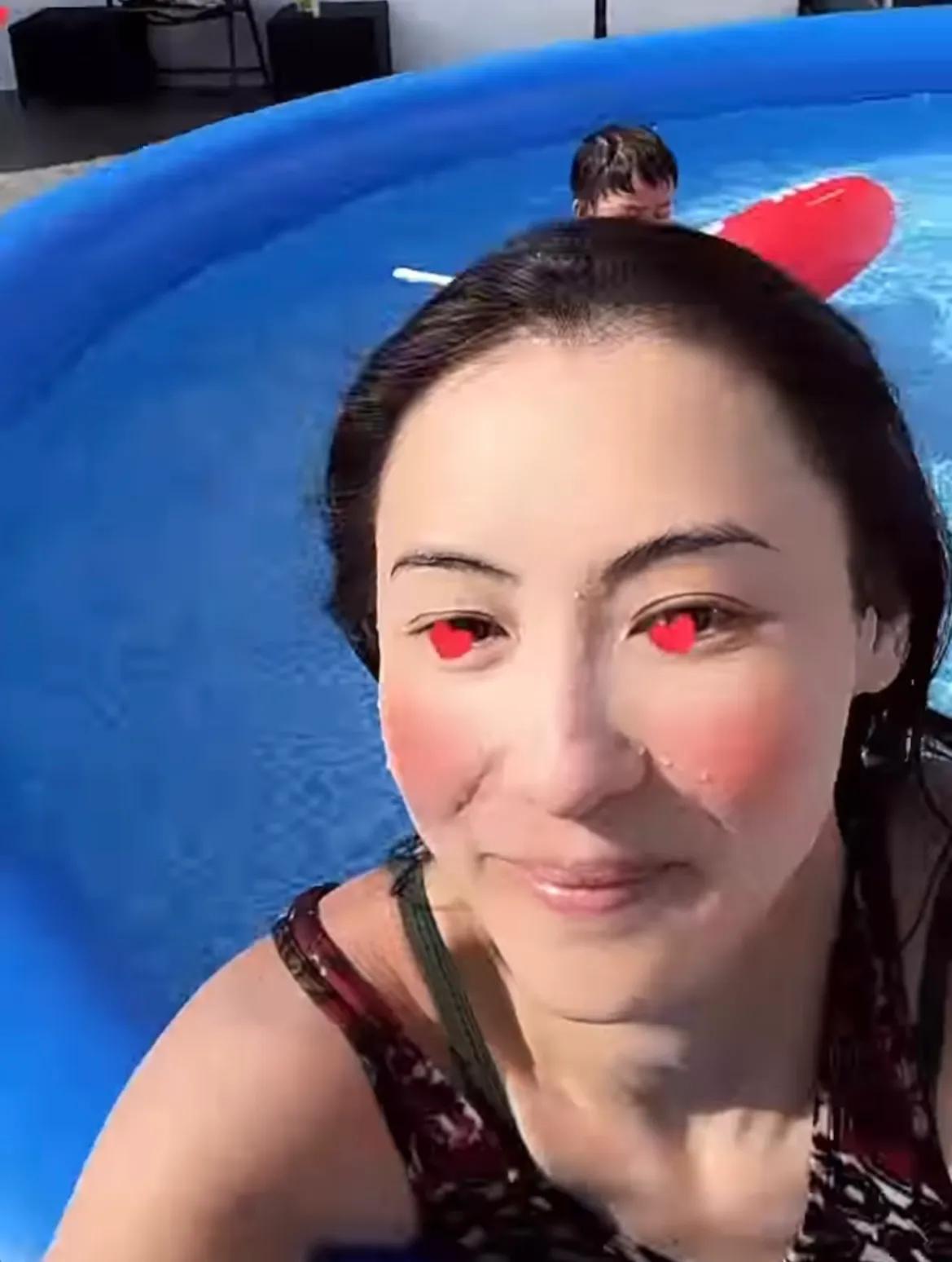 张柏芝晒和儿子游泳动态，3岁小王子正脸曝光，脸蛋肉嘟嘟萌态足