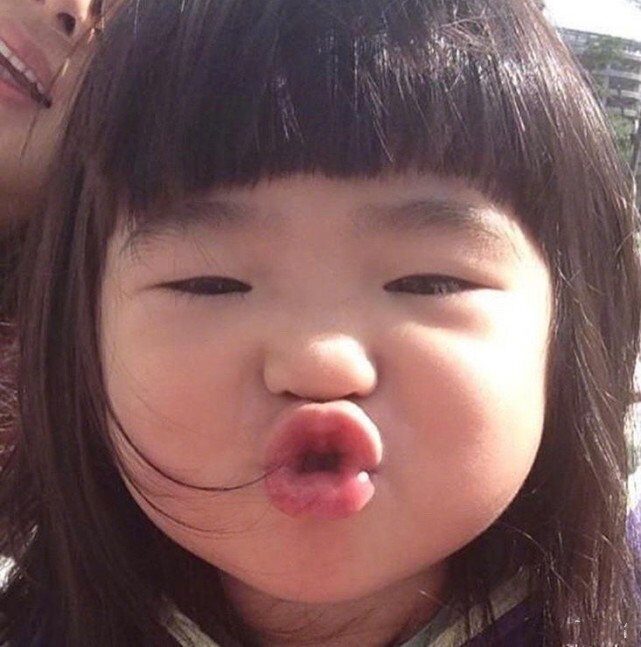 曹格女儿近照曝光，11岁Grace整容式长大，自己化红唇美妆超有范