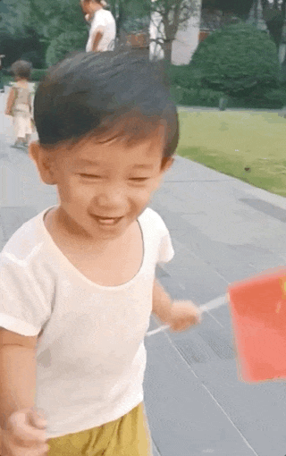 应采儿晒小儿子萌态，2岁HoHo身材纤长眉清目秀，玩泡泡机萌态足