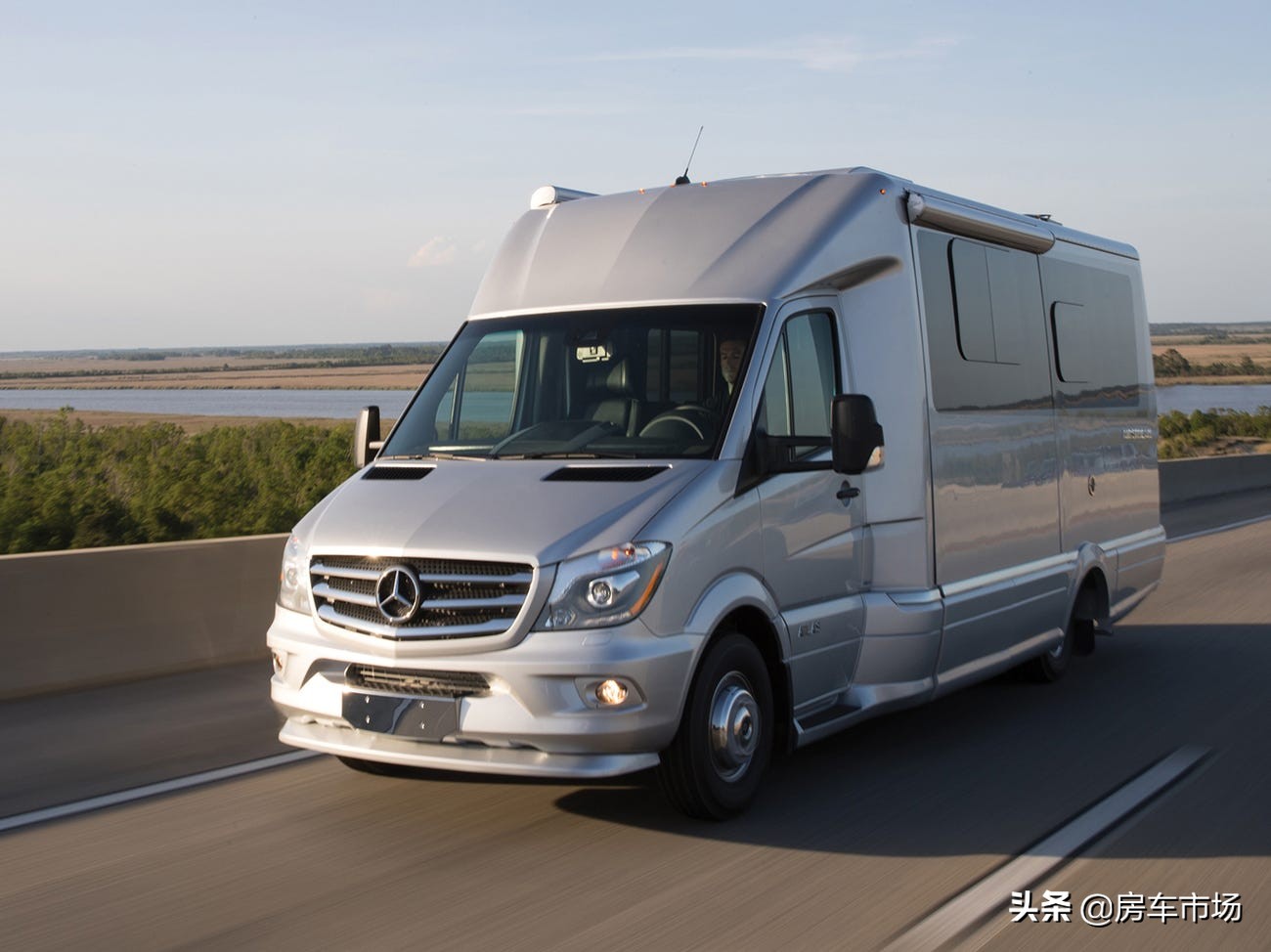 定位高端7米多奔驰房车,3.0升v6柴油机动力强,带拓展沙发能变床