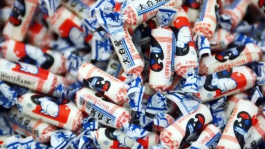 “20种童年零食品尝回忆：一口回到从前，你吃过几种？”