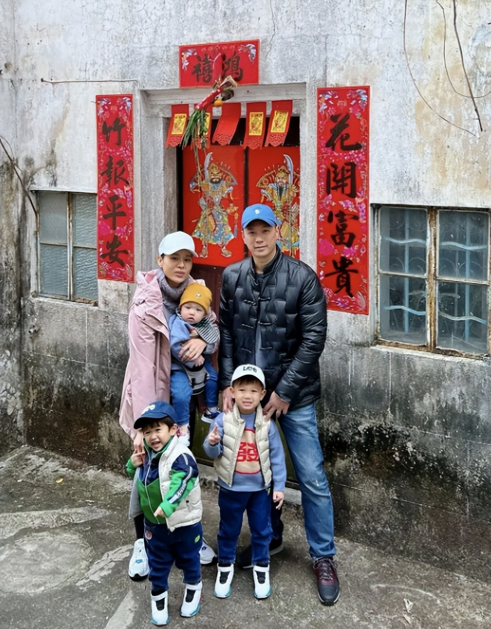 胡杏儿素颜吃海鲜大餐，碗里螃蟹比脸还大，主动打包剩菜毫无架子