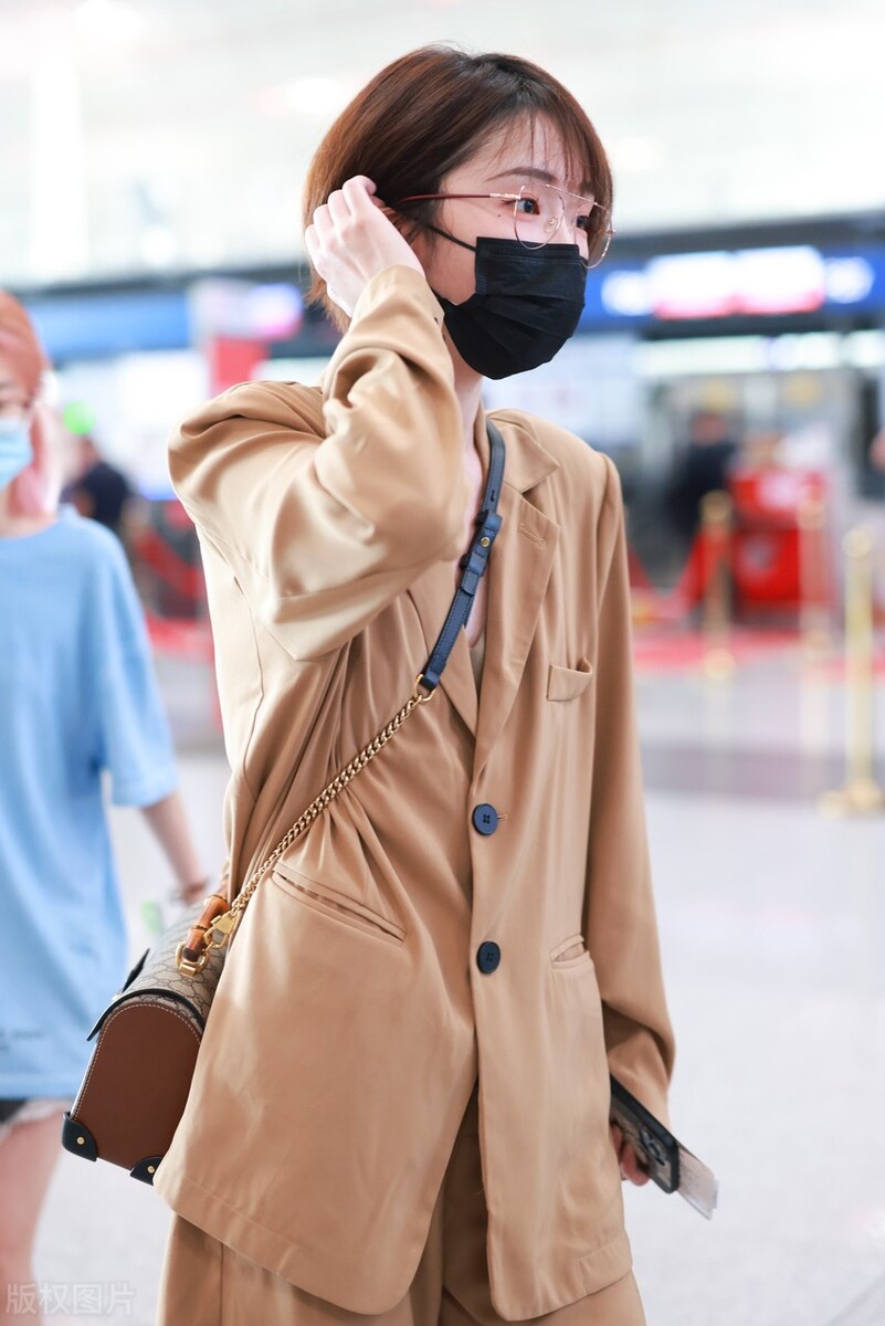 刘恋现身北京机场 笑容甜美眼神迷人