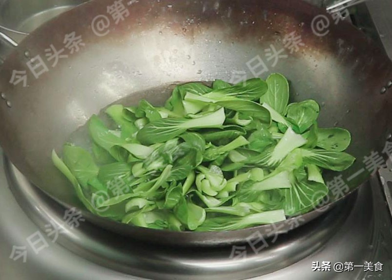 青菜怎么炒翠绿不出水？牢记这“4点”，青菜好看又好吃
