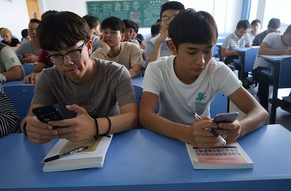 大学女教师被男学生（网传四川一高校女老师骚扰男学生）