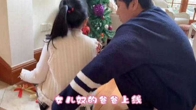 伊能静晒一家三口迎接圣诞，小米粒开心歌唱，正脸曝光像爸爸秦昊