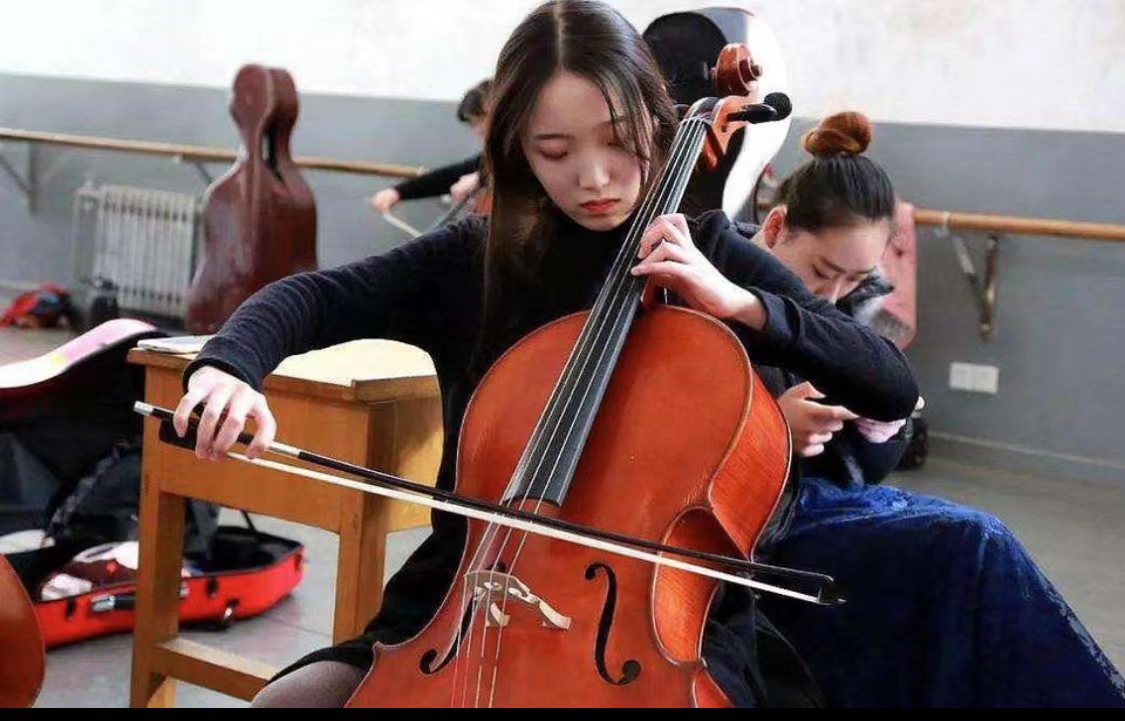 南京某高校女生，穿丝袜短裙考试引热议，学生表态：21世纪了