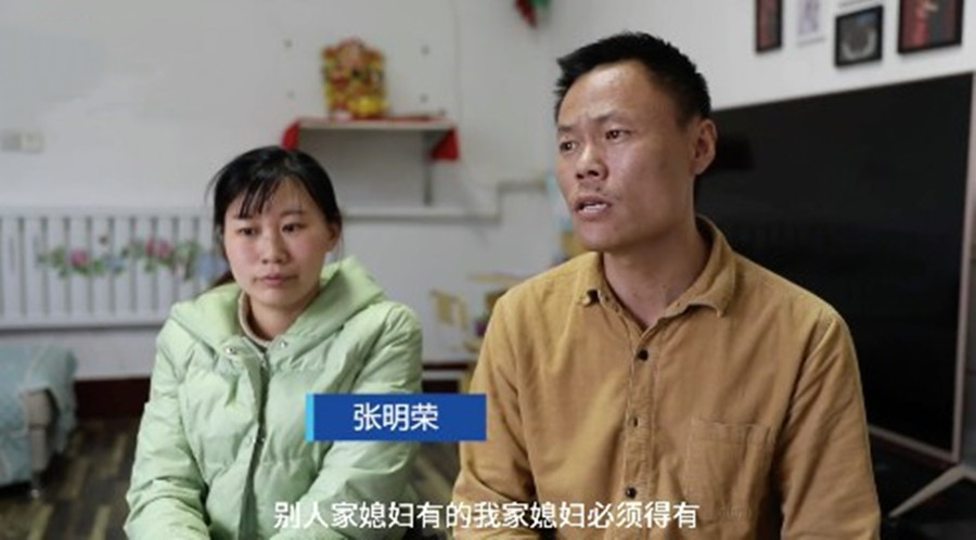 2008年，山东女孩翻墙私奔成瘫痪，小伙照顾14年，四次背她上泰山