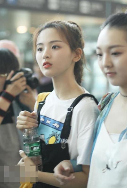 985毕业科班出身，实力不俗被称小邓紫棋，因生病变丑遭外貌羞辱