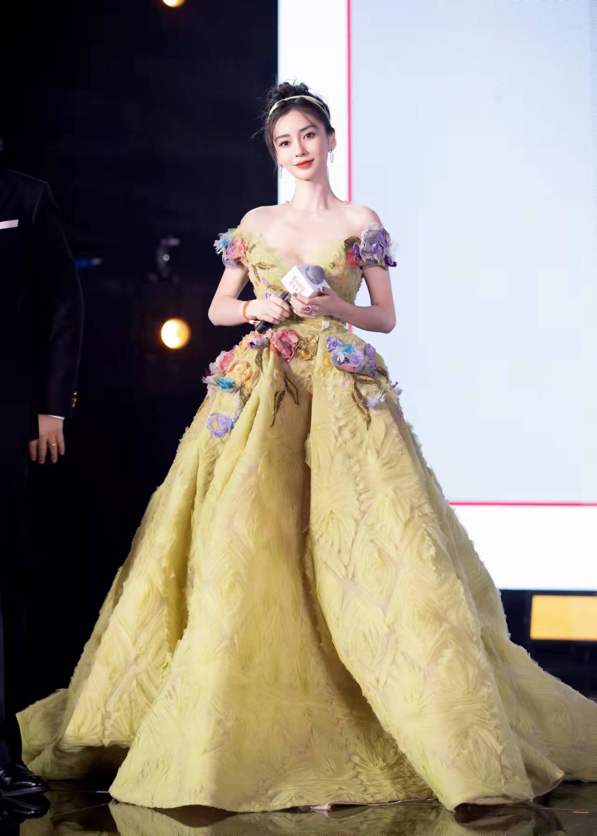 杨颖又来以美服人了,一袭羽毛裙温柔甜美,生图瘦成“大头娃娃”