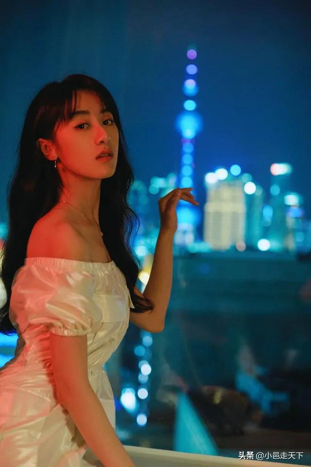 金晨迪丽热巴古力娜扎上演霓虹灯下的极限魅惑，这谁能抵挡得住呀