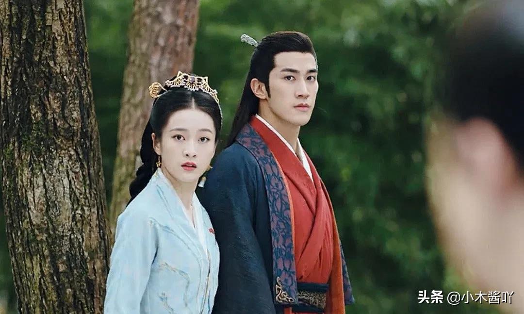 《白发王妃》现任设计喂药让她白头，前任喂解药却被她刺伤